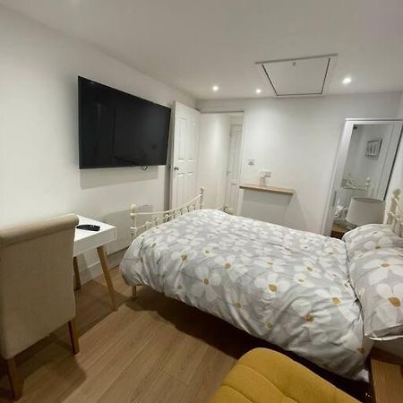 1 Bedroom Guest Suite Near City Centre. Глостър Екстериор снимка