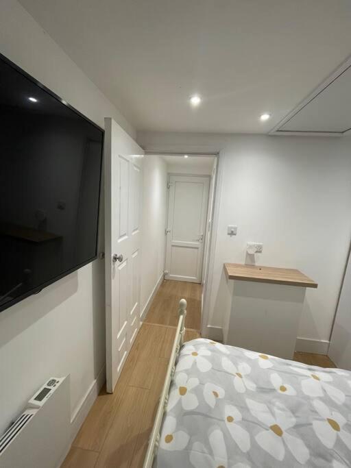 1 Bedroom Guest Suite Near City Centre. Глостър Екстериор снимка