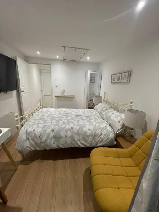 1 Bedroom Guest Suite Near City Centre. Глостър Екстериор снимка
